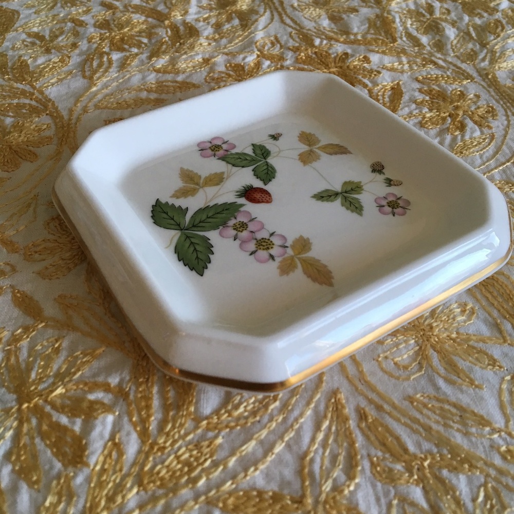 Wedgwood Wild Strawberry Trinket Dish - Picture 2 of 3